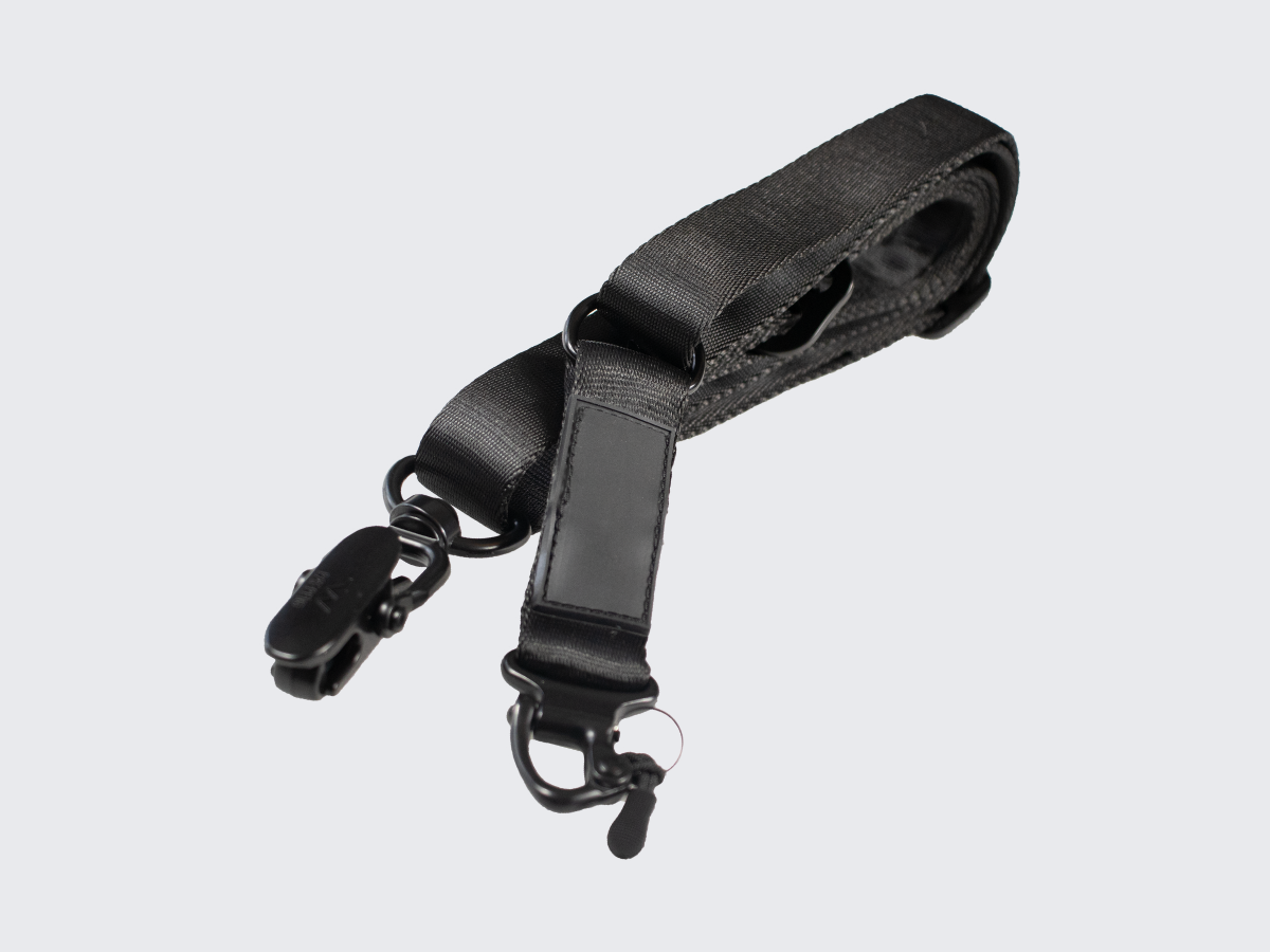 Musta asehihna kiväärille pituuden pikasäädöllä ja molempien päiden pikalukituksella toiminnallisen ammunnan ja metsästyksen harrastajille. Black rifle sling with quick length adjustment and quick locking on both ends for functional shooting and hunting enthusiasts.