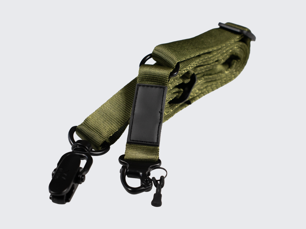 Vihreä asehihna kiväärille pituuden pikasäädöllä ja molempien päiden pikalukituksella toiminnallisen ammunnan ja metsästyksen harrastajille. Green rifle sling with quick length adjustment and quick locking on both ends for functional shooting and hunting enthusiasts.