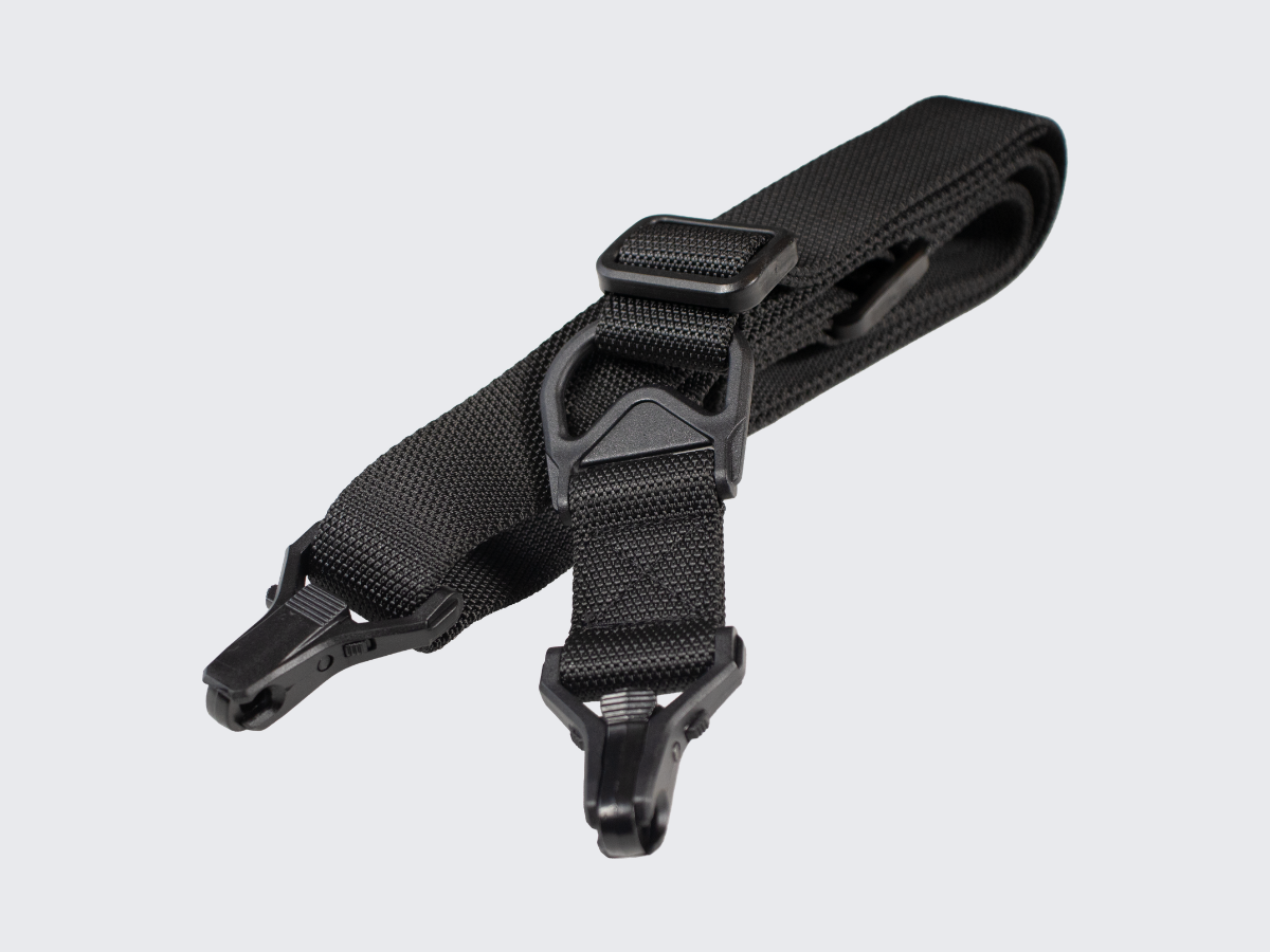 Musta asehihna kiväärille 1-piste tai 2-piste kiinnityksellä, pituuden pikasäädöllä ja molempien päiden pikalukituksella toiminnallisen ammunnan ja metsästyksen harrastajille. Black rifle sling with both 1-point and 2-point attachment, with quick length adjustment and quick locking on both ends for functional shooting and hunting enthusiasts.