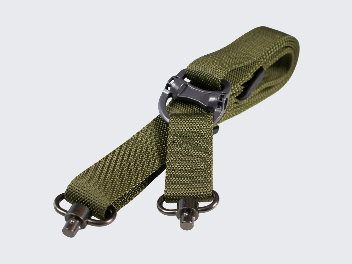 Vihreä asehihna kiväärille 1-piste tai 2-piste kiinnityksellä, pituuden pikasäädöllä ja molempien päiden pikalukituksella toiminnallisen ammunnan ja metsästyksen harrastajille. Green rifle sling with both 1-point and 2-point attachment, with quick length adjustment and quick locking on both ends for functional shooting and hunting enthusiasts.