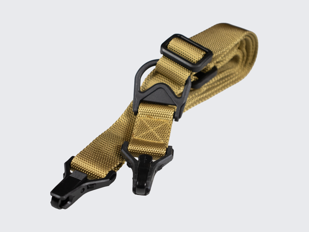 Tan värinen asehihna kiväärille 1-piste tai 2-piste kiinnityksellä, pituuden pikasäädöllä ja molempien päiden pikalukituksella toiminnallisen ammunnan ja metsästyksen harrastajille. Tan rifle sling with both 1-point and 2-point attachment, with quick length adjustment and quick locking on both ends for functional shooting and hunting enthusiasts.