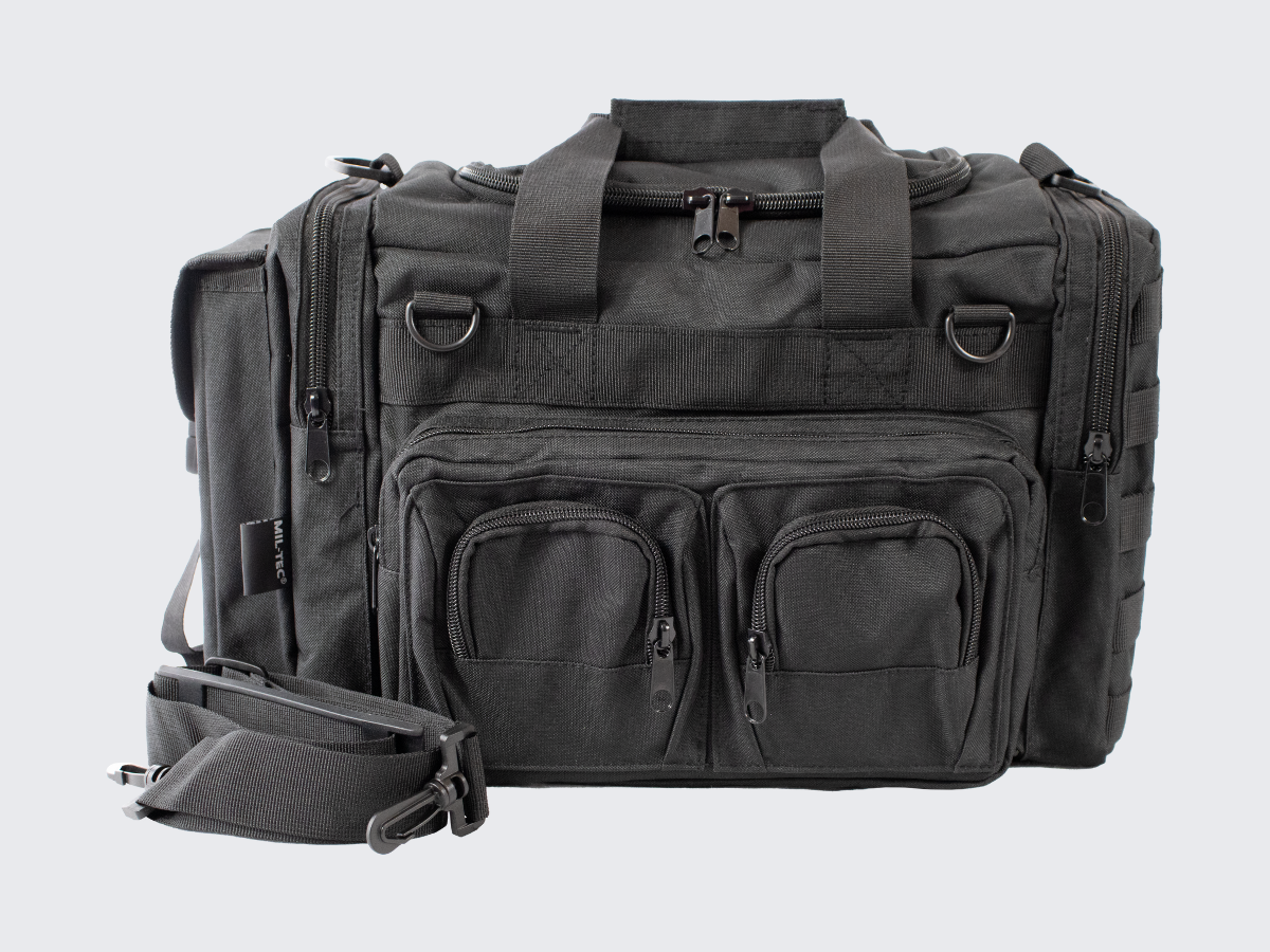 Musta kompakti varustelaukku PALS nauhoituksella MOLLE yhteensopiville varustetaskuille, usealla erillisellä suljettavalla pienemmällä sivutaskulla ja olkahihnalla. Black compact tactical bag with PALS lacing for MOLLE compatible gear pouches, multiple separate closable smaller side pockets and shoulder strap.