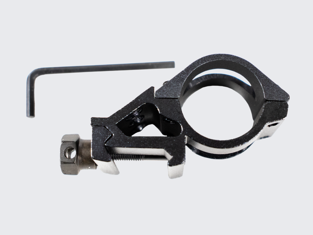 Picatinny kiskoon kiinnitettävä asevalopidike 45 asteen kulmalla. Picatinny rail-mounted gun light holder with a 45-degree angle.