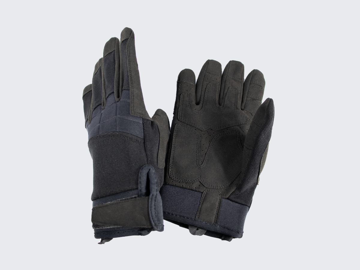 Mustat Assault käsineet joissa kämmenpuolella kestävyyttä lisäävät vahvikkeet jotka parantavat myös tartuntaotetta sekä ilma-aukot. Black Assault gloves wich have palm reinforcements that enhance durability and improve grip, strategically placed ventilation openings and hook-and-loop wrist closure for optimal fit.