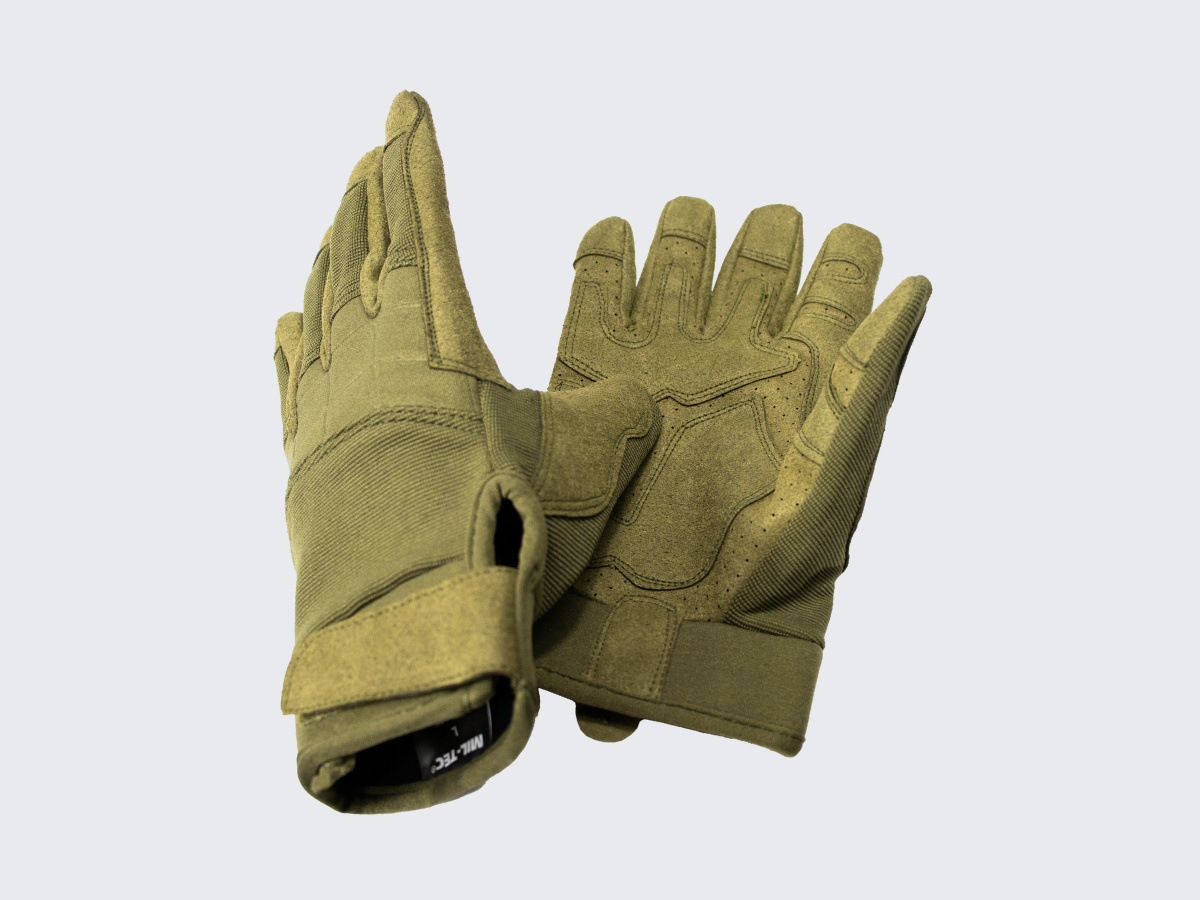 Oliivin vihreät Assault käsineet joissa kämmenpuolella kestävyyttä lisäävät vahvikkeet jotka parantavat myös tartuntaotetta sekä ilma-aukot. Olive green Assault gloves wich have palm reinforcements that enhance durability and improve grip, strategically placed ventilation openings and hook-and-loop wrist closure for optimal fit.
