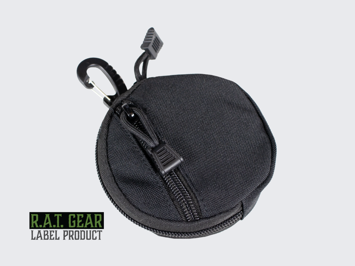 Musta pyöreä avaintasku kantolaitteeseen pikahakasella tai varmalla MOLLE kiinnityksellä PALS nauhoitukseen. Black round key pouch with a quick hook or secure MOLLE attachment for PALS lacing.