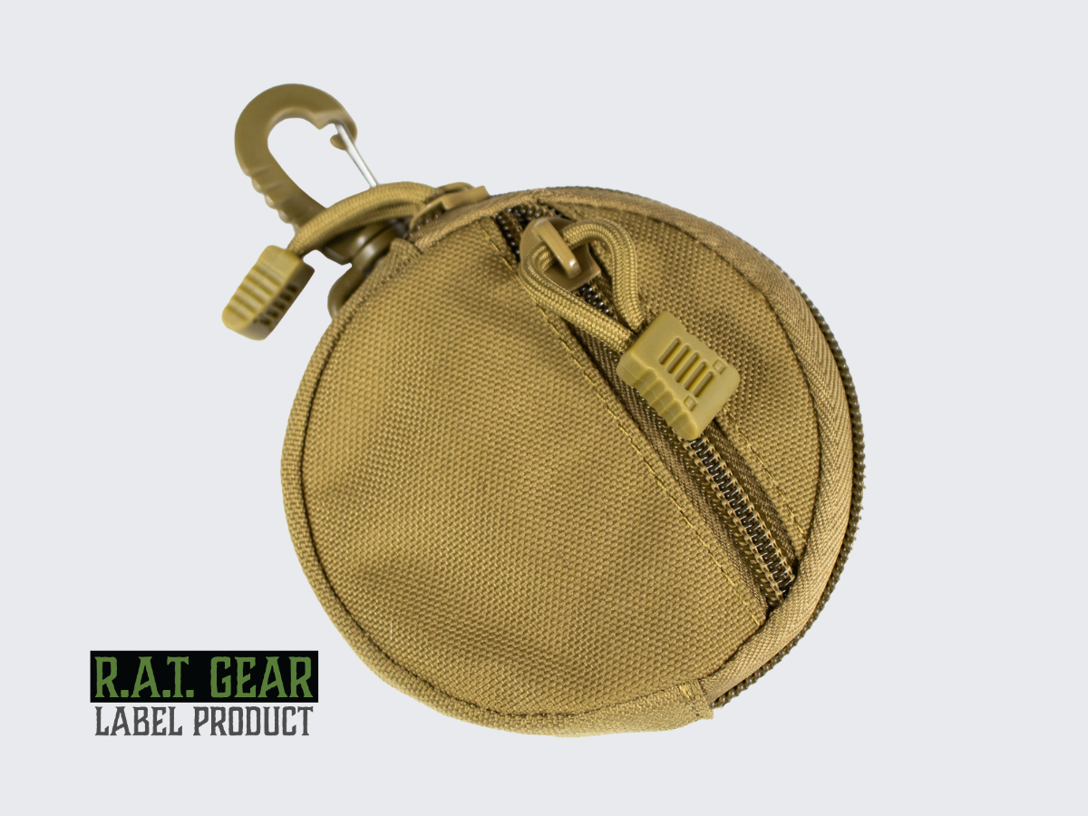 Tan värinen pyöreä avaintasku kantolaitteeseen pikahakasella tai varmalla MOLLE kiinnityksellä PALS nauhoitukseen. Tan colored round key pouch with a quick hook or secure MOLLE attachment for PALS lacing.
