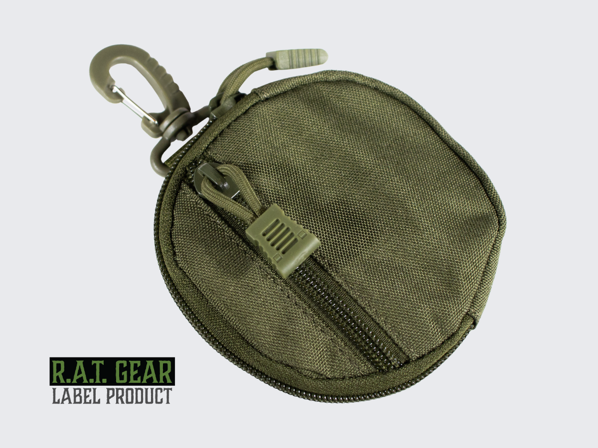 Vihreä pyöreä avaintasku kantolaitteeseen pikahakasella tai varmalla MOLLE kiinnityksellä PALS nauhoitukseen. Green round key pouch with a quick hook or secure MOLLE attachment for PALS lacing.