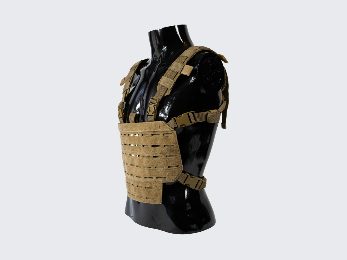 Coyote värinen erittäin kevyt rintatelakka PALS kuvioinnilla MOLLE yhteensopiville varustetaskuille ja varusteille. Coyote colored very lightweight chest rig with PALS pattern for MOLLE compatible gear pouches and gears.