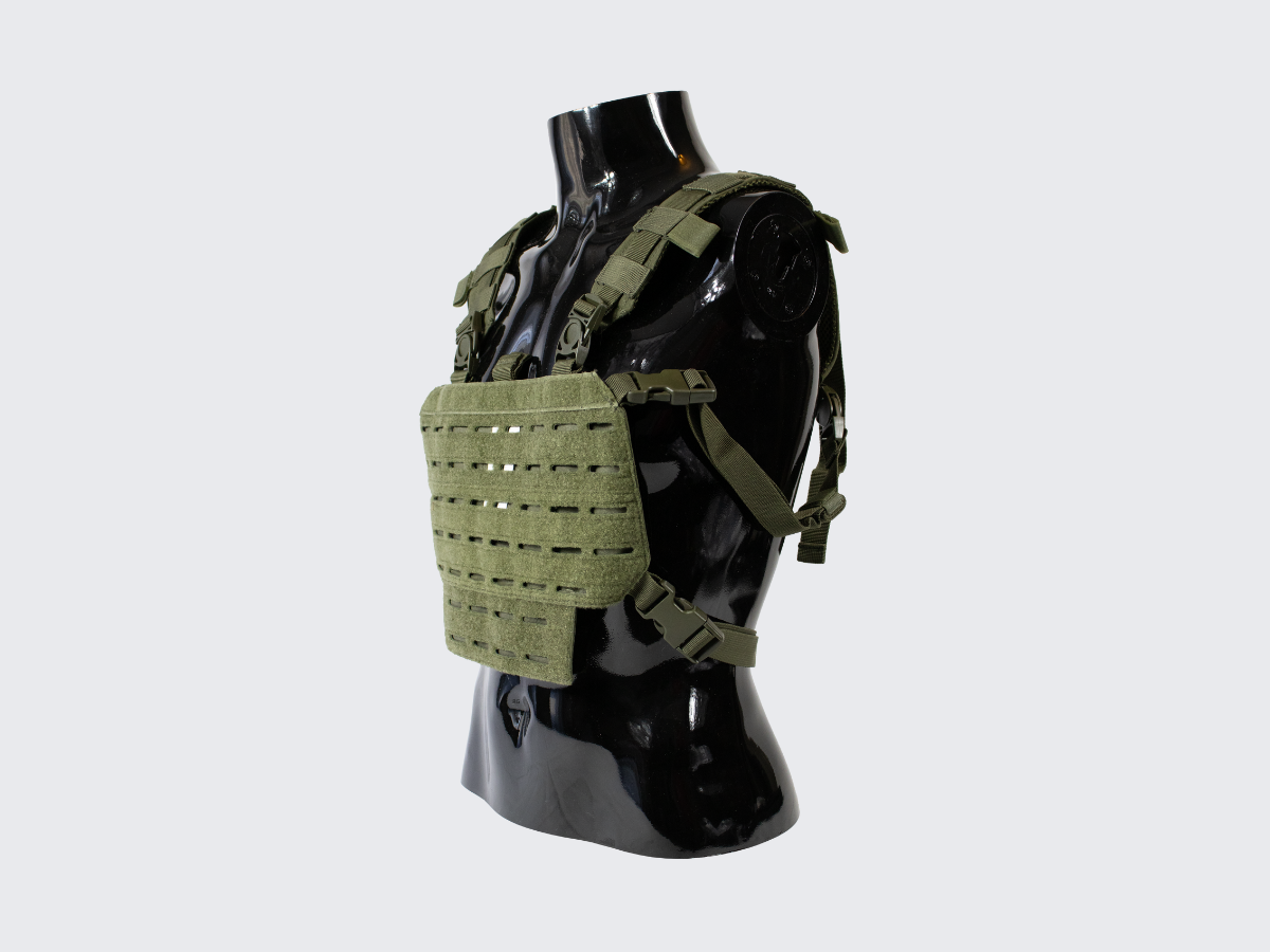 OD vihreä erittäin kevyt rintatelakka PALS kuvioinnilla MOLLE yhteensopiville varustetaskuille ja varusteille. OD green very lightweight chest rig with PALS pattern for MOLLE compatible gear pouches and gears.