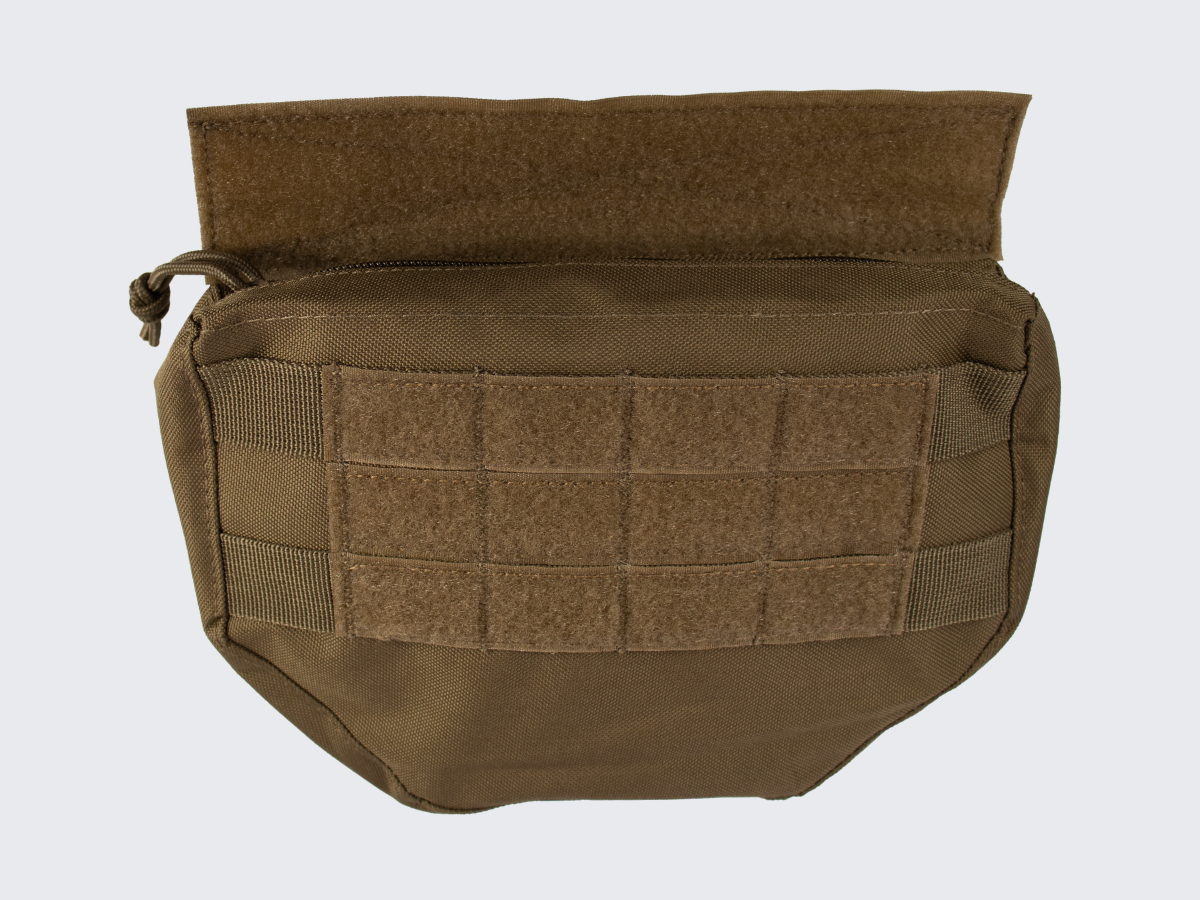Coyote värinen Plate carrierin tai varusteliivin alareunan tarranauharakenteisiin kiinnitettävä riippuva taktinen yleistasku. Coyote color tactical general-purpose bag that can be attached to the lower hook-and-loop structure of a plate carrier or tactical vest.