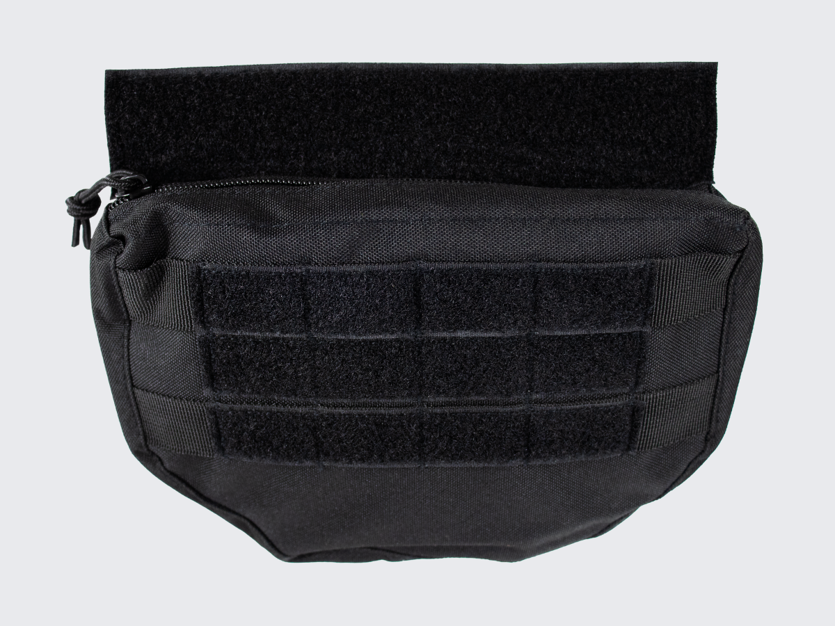Musta Plate carrierin tai varusteliivin alareunan tarranauharakenteisiin kiinnitettävä riippuva taktinen yleistasku. Black tactical general-purpose bag that can be attached to the lower hook-and-loop structure of a plate carrier or tactical vest.