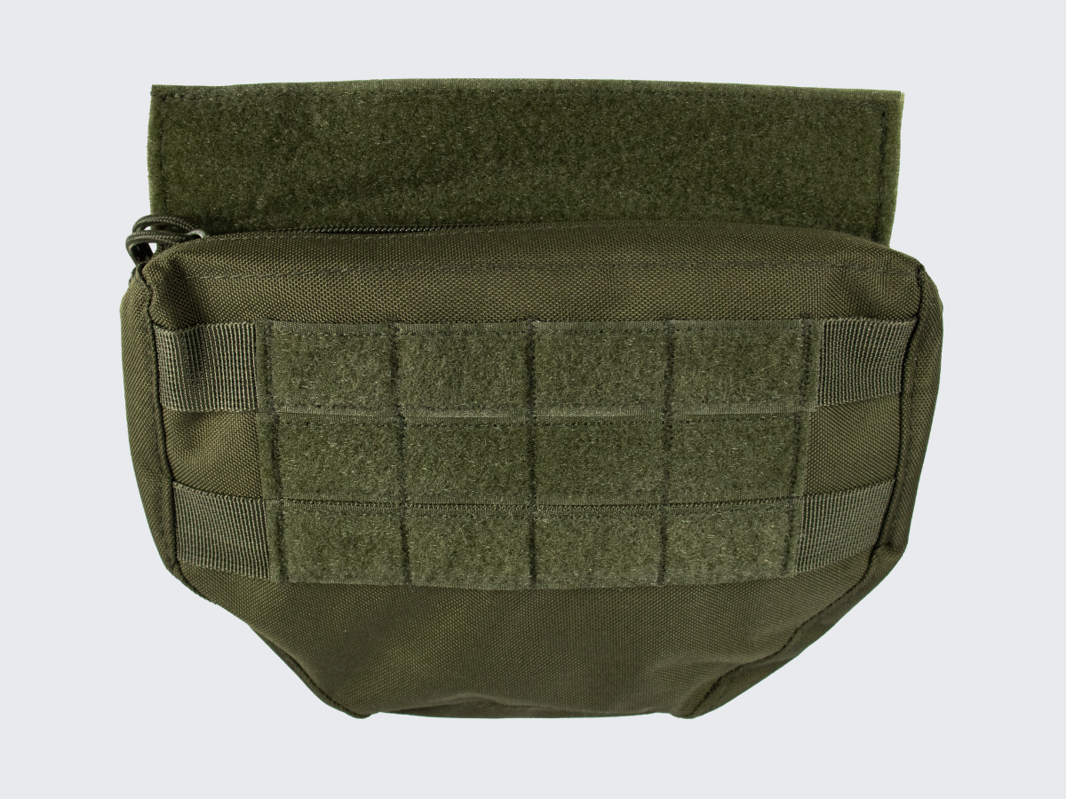 OD vihreä Plate carrierin tai varusteliivin alareunan tarranauharakenteisiin kiinnitettävä riippuva taktinen yleistasku. OD green tactical general-purpose bag that can be attached to the lower hook-and-loop structure of a plate carrier or tactical vest.