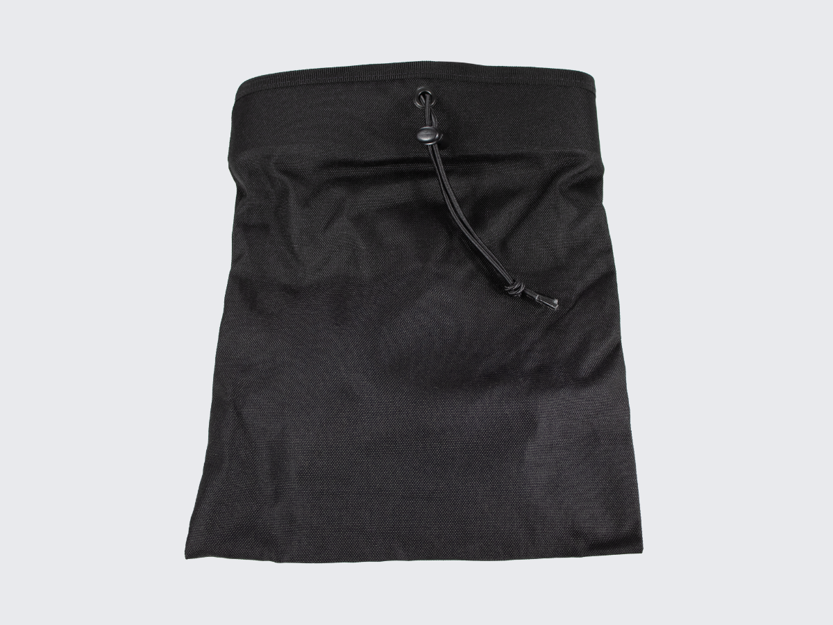 Kevyt ja kestävä, polyesteristä valmistettu musta MIL-TECin dumppipussi ampumaradalle tai metsälle. Lightweight and durable black dump pouch by MIL-TEC® for the shooting range or hunting.