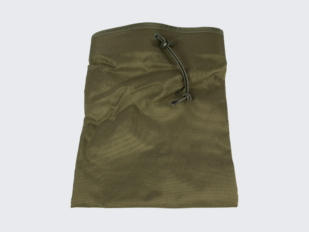 Kevyt ja kestävä, polyesteristä valmistettu oliivin värinen MIL-TECin dumppipussi ampumaradalle tai metsälle. Lightweight and durable olive color dump pouch by MIL-TEC® for the shooting range or hunting.