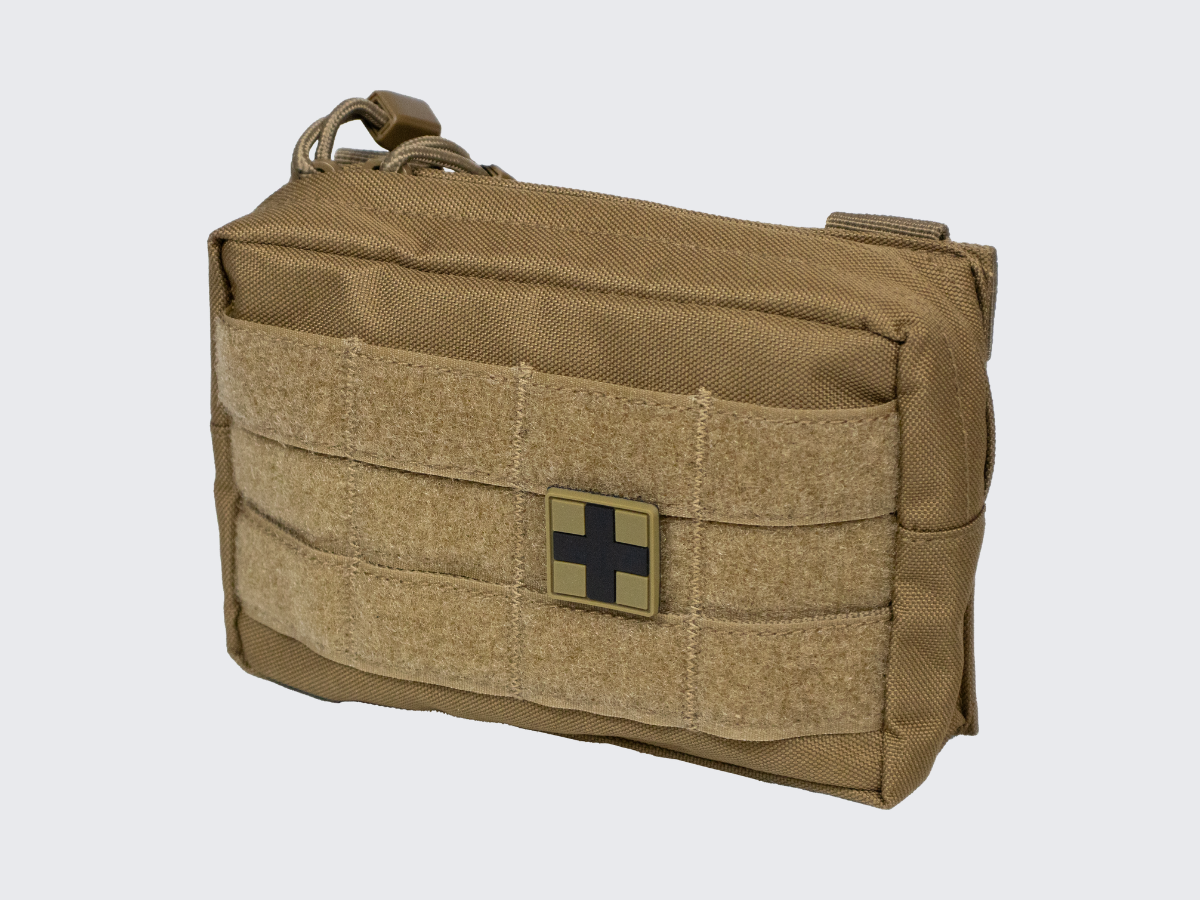 Kojootin ruskea MOLLE varustetaskuun valmiiksi kasattu 25-osainen ensiapusetti. Coyote brown pre-assembled 25-piece first aid kit in a MOLLE equipment pouch.