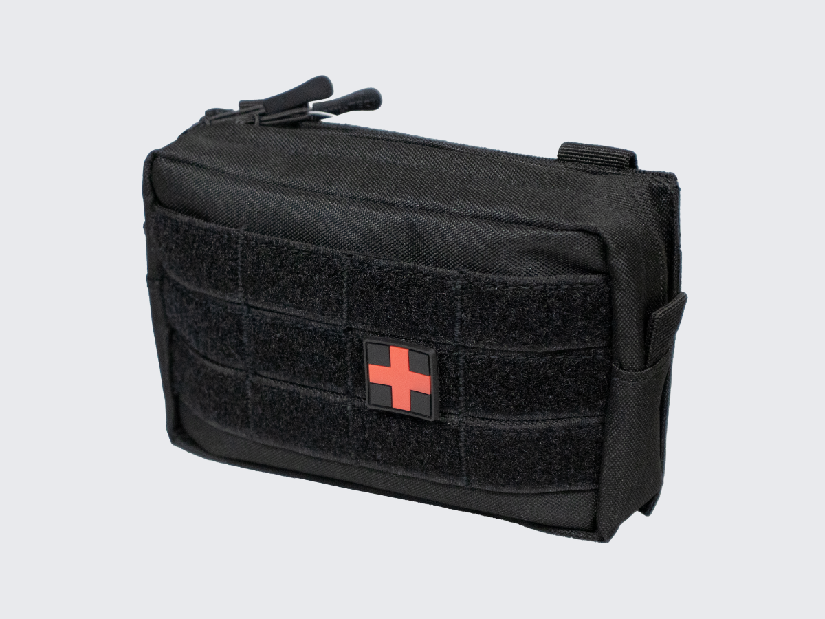 Musta MOLLE varustetaskuun valmiiksi kasattu 25-osainen ensiapusetti. Black pre-assembled 25-piece first aid kit in a MOLLE equipment pouch.