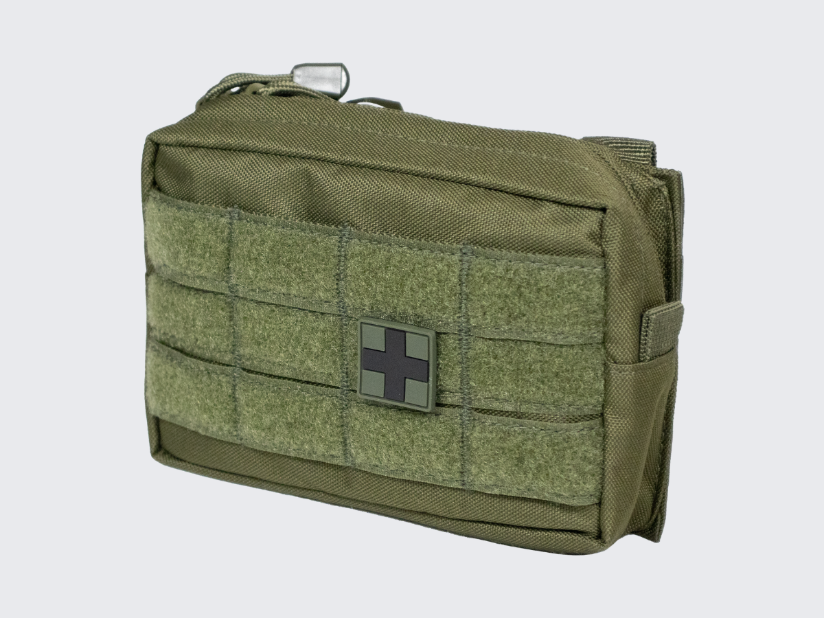 Vihreä MOLLE varustetaskuun valmiiksi kasattu 25-osainen ensiapusetti. Green pre-assembled 25-piece first aid kit in a MOLLE equipment pouch.