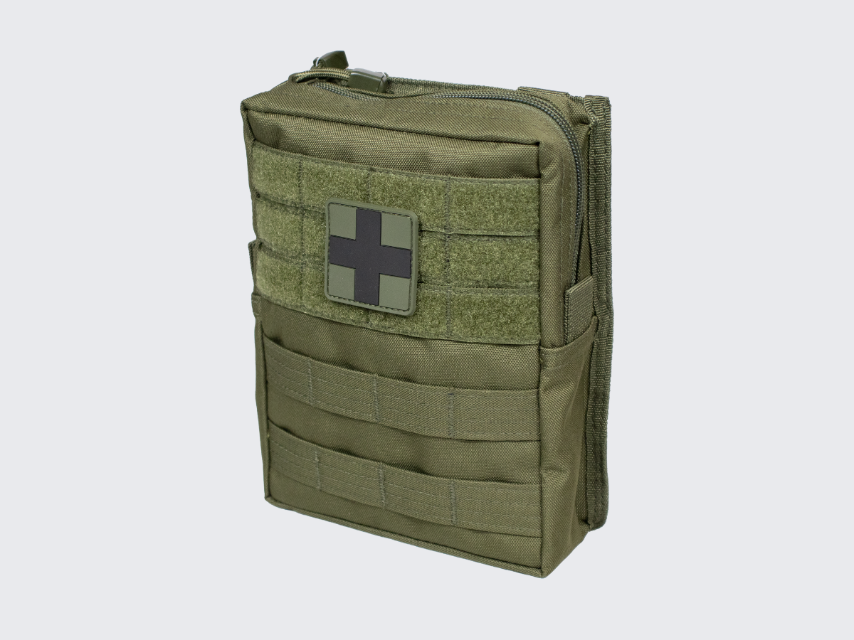 Vihreä MOLLE varustetaskuun valmiiksi kasattu 43-osainen ensiapusetti. Green pre-assembled 43-piece first aid kit in a MOLLE equipment pouch.