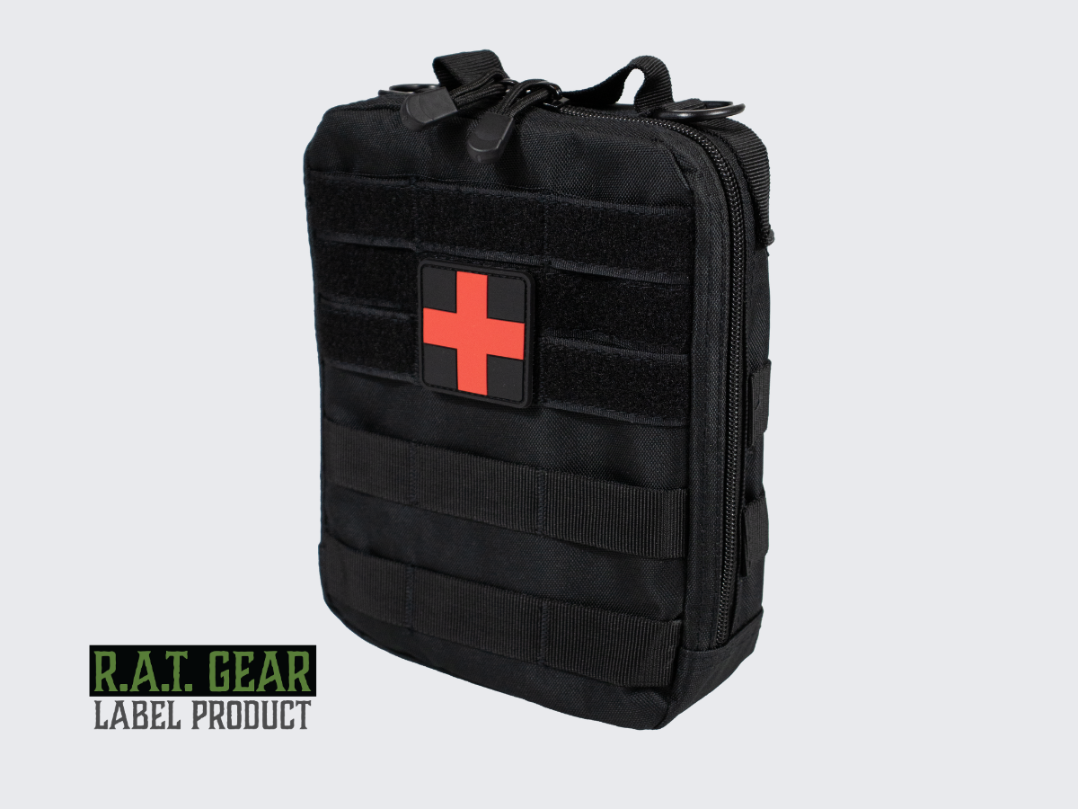 Musta MOLLE yhteensopiva ensiapulaukku kantolaitteiden PALS nauhoittuksiin. Svart MOLLE-kompatibel första hjälpen-väska för PALS-band på bärenheter. Black MOLLE compatible first aid bag for PALS strapping on carrier devices.