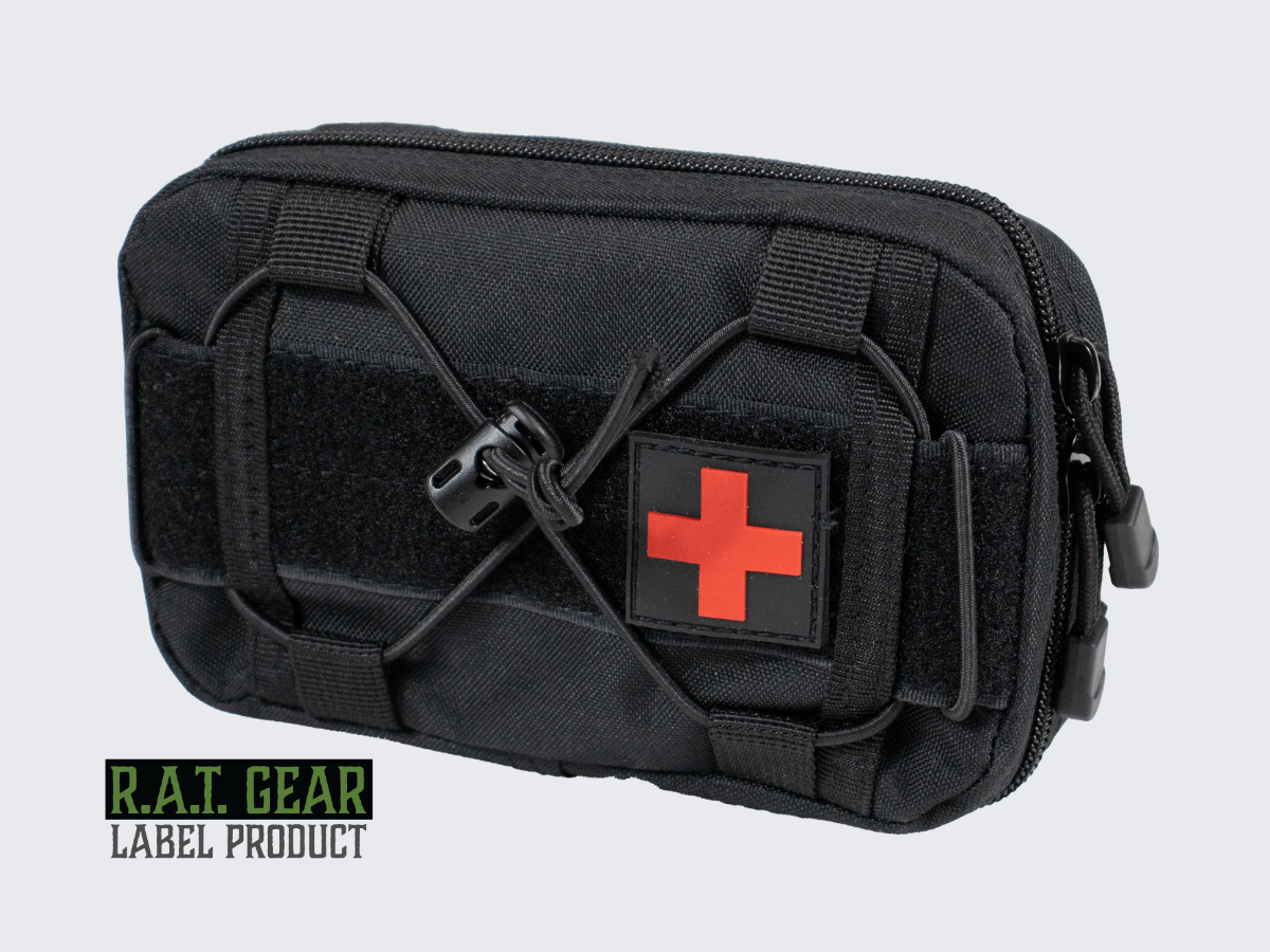 Musta MOLLE yhteensopiva IFAK ensiaputasku ensiaputarvikkeille. Svart MOLLE-kompatibel IFAK första hjälpen-ficka för medicinska förnödenheter. Black MOLLE-compatible IFAK first aid pouch for medical supplies.