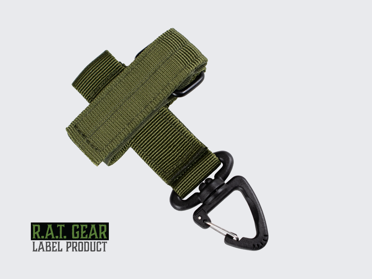 Kätevä vihreä MOLLE- ja PALS-yhteensopiva hansikaspidike reppuun tai varustevyölle. Handy green MOLLE and PALS compatible glove holder for backpack or equipment belt.