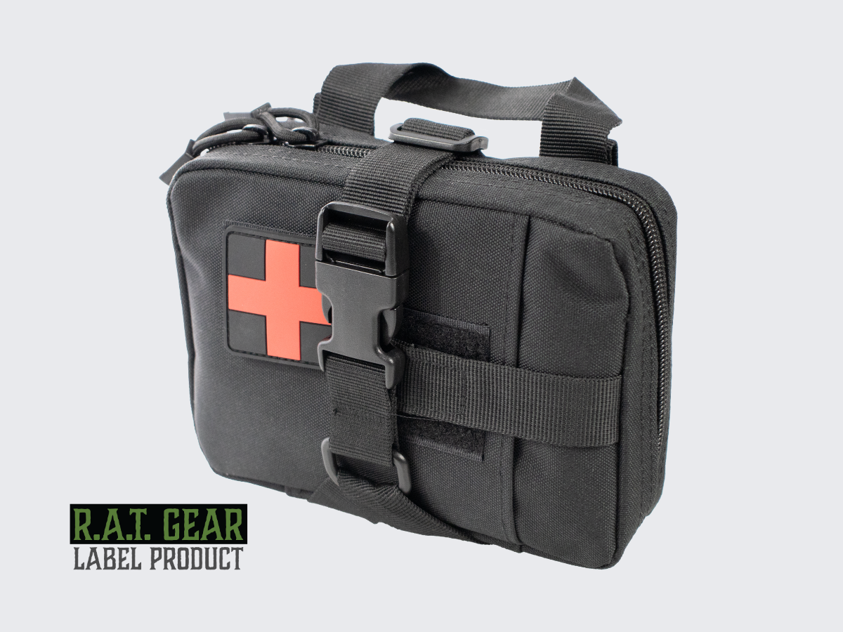 Musta IFAK ensiapulaukku / varustetasku irrotettavalla takapaneelilla. Svart IFAK första hjälpen-väska/utrustningsficka med en avtagbar bakpanel. Black IFAK first aid pouch/utility pouch with a detachable back panel.