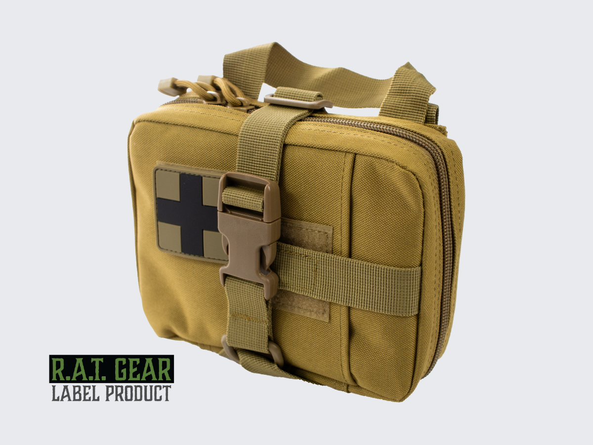 Hiekan värinen IFAK ensiapulaukku / varustetasku irrotettavalla takapaneelilla. Tan IFAK första hjälpen-väska/utrustningsficka med en avtagbar bakpanel. Tan colored IFAK first aid pouch/utility pouch with a detachable back panel.