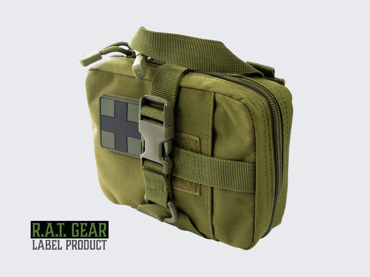 Vihreä IFAK ensiapulaukku / varustetasku irrotettavalla takapaneelilla. Grön IFAK första hjälpen-väska/utrustningsficka med en avtagbar bakpanel. Green IFAK first aid pouch/utility pouch with a detachable back panel.