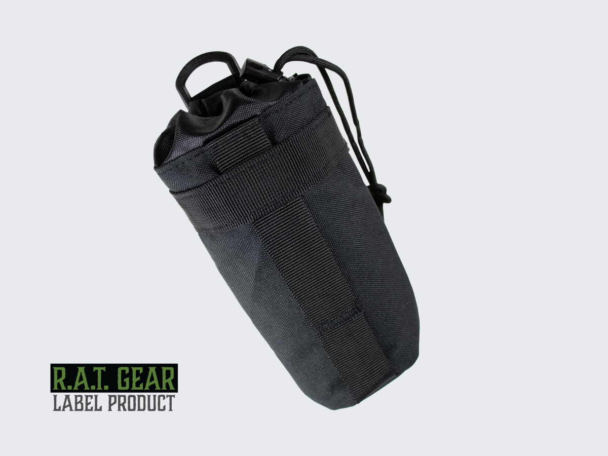 Musta juomapullotasku MOLLE kiinnityksellä PALS nauhoitukseen. Black tactical water bottle pouch with MOLLE strapping to PALS lacing.