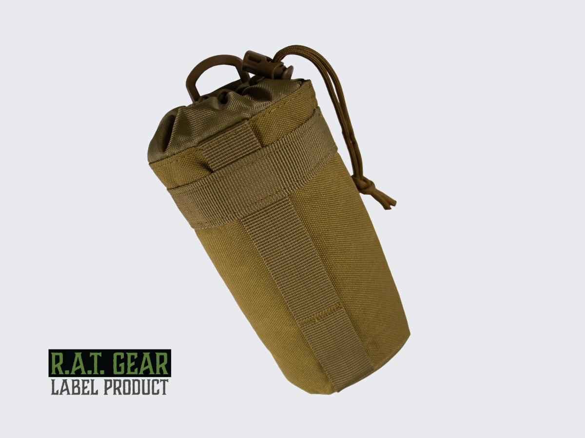 Tan värinen 0,5L juomapullotasku MOLLE kiinnityksellä PALS nauhoitukseen. Tan colored 0,5L tactical water bottle pouch with MOLLE strapping to PALS lacing.
