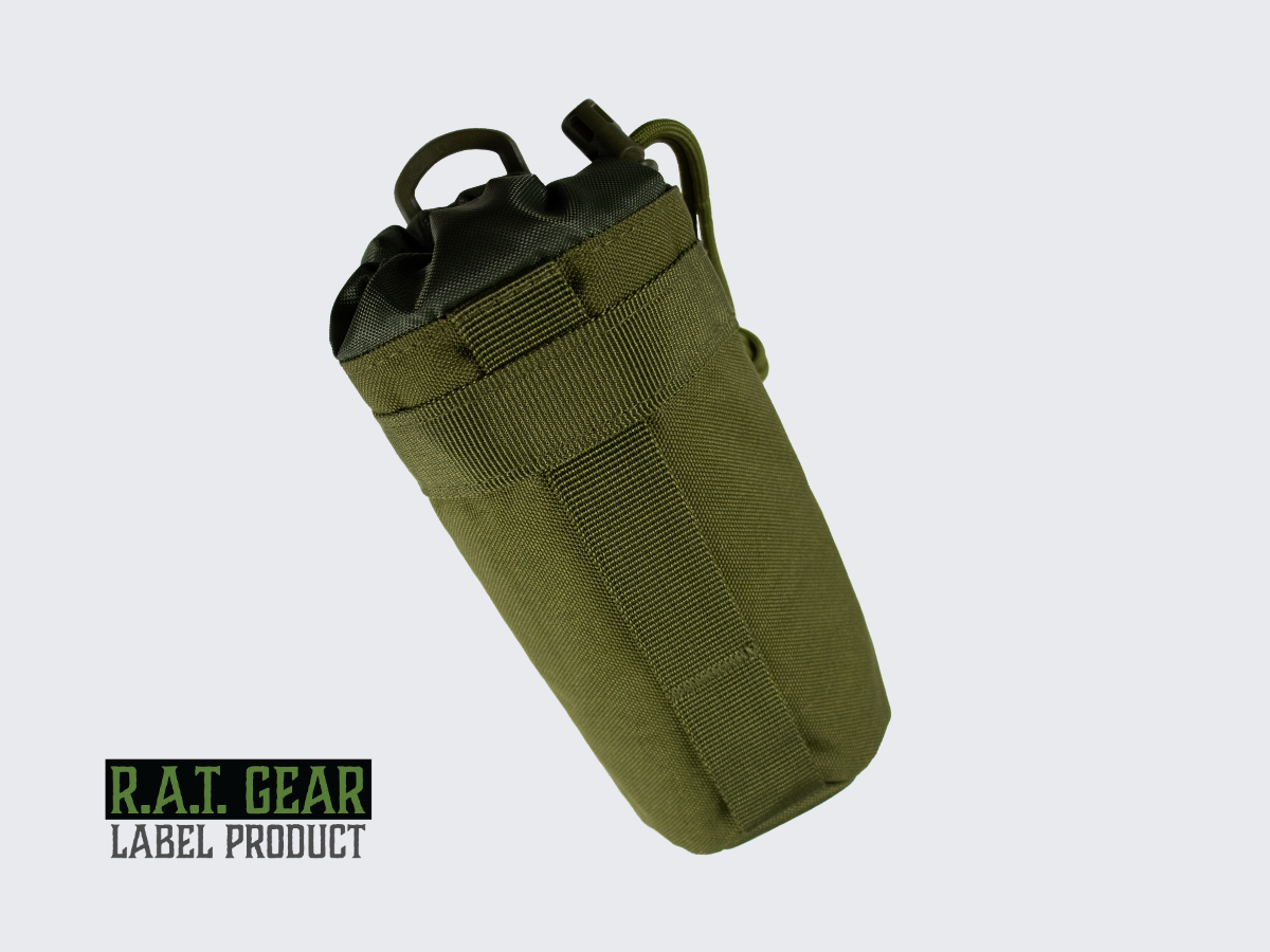 Vihreä 0,5L juomapullotasku MOLLE kiinnityksellä PALS nauhoitukseen. Green 0,5L tactical water bottle pouch with MOLLE strapping to PALS lacing.