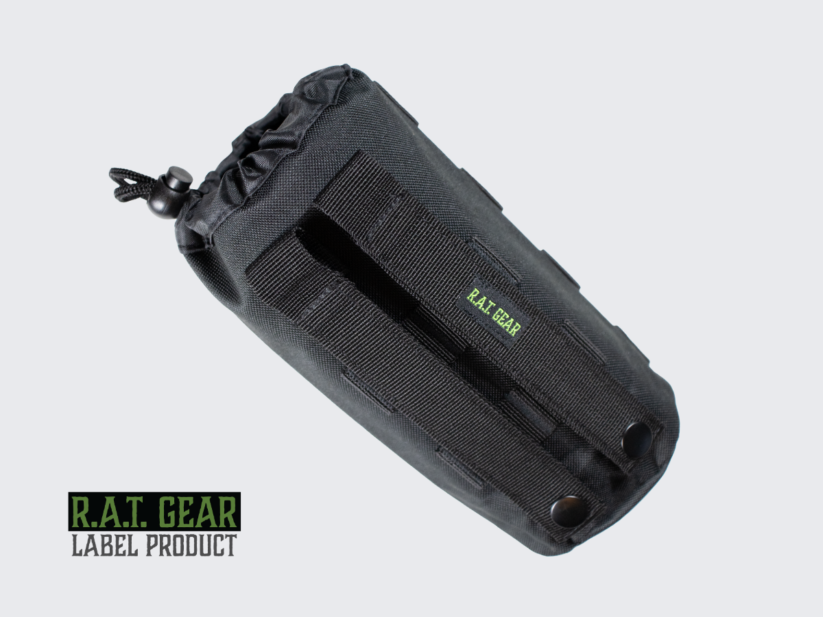 Musta yhden litran juomapullotasku neppareilla ja molle-kiinnityksellä pals-nauhoitukseen ja joka sopii erilaisiin kantolaitteisiin ja ulkoiluvarusteisiin. Black 1 liter tactical water bottle pouch with MOLLE snap fasteners to PALS lining.