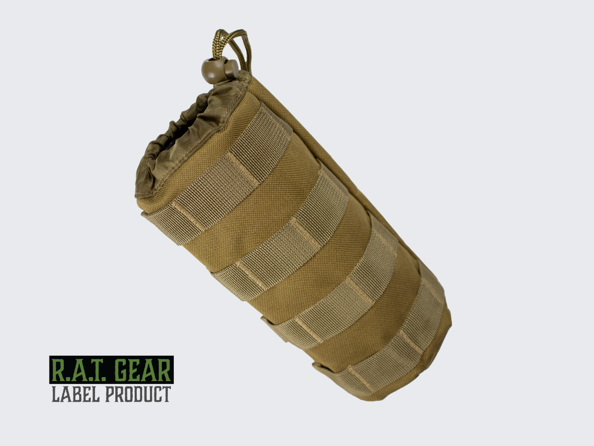 Yhden litran Tan värinen juomapullotasku neppareilla ja molle-kiinnityksellä pals-nauhoitukseen ja joka sopii erilaisiin kantolaitteisiin ja ulkoiluvarusteisiin. Tan colored 1 liter tactical water bottle pouch with MOLLE snap fasteners to PALS lining.