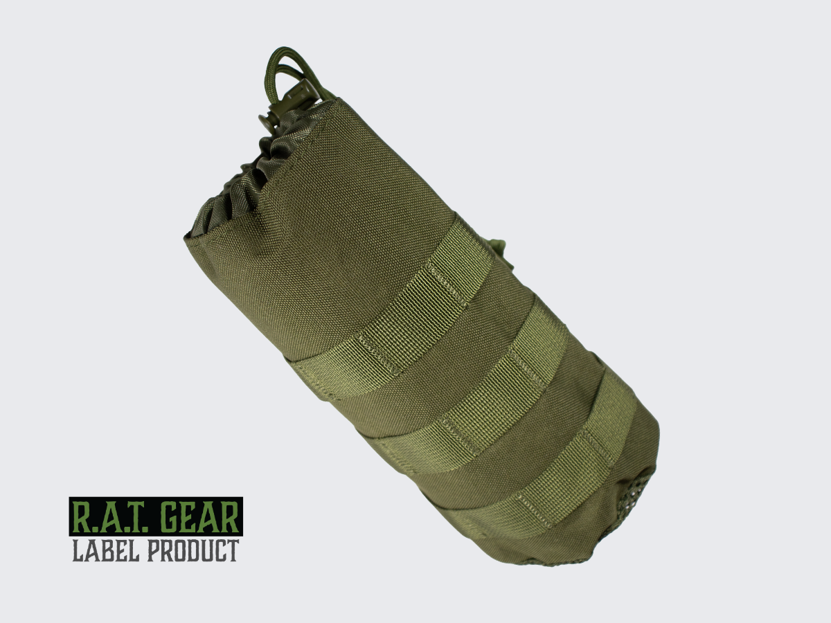 Vihreä yhden litran juomapullotasku neppareilla ja molle-kiinnityksellä pals-nauhoitukseen ja joka sopii erilaisiin kantolaitteisiin ja ulkoiluvarusteisiin. Green 1 liter tactical water bottle pouch with MOLLE snap fasteners to PALS lining.