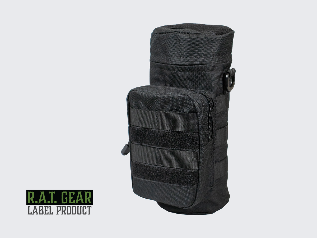Kahden litran musta juomapullotasku neppareilla ja molle-kiinnityksellä pals-nauhoitukseen ja joka sopii erilaisiin kantolaitteisiin ja ulkoiluvarusteisiin. Black 2 liter tactical water bottle pouch with MOLLE snap fasteners to PALS lining.