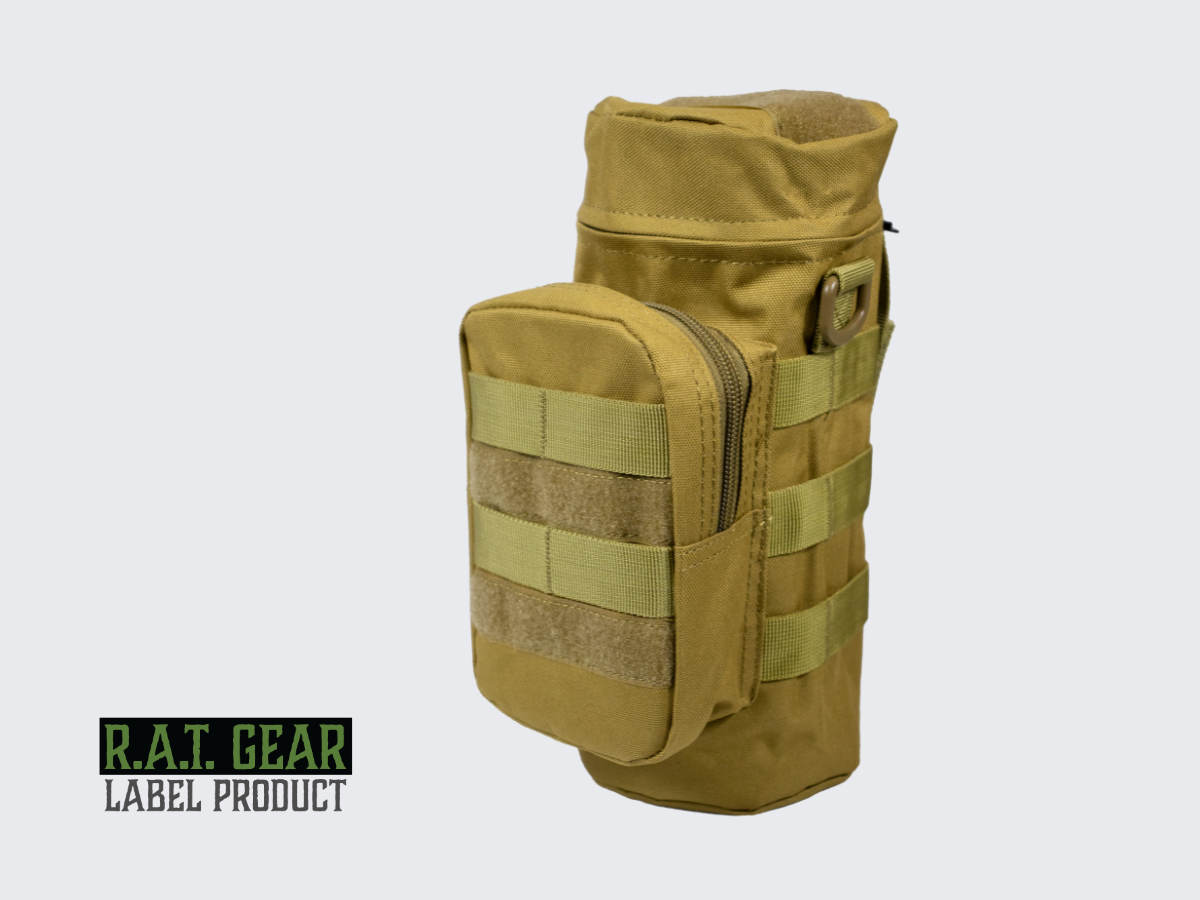 Tan värinen kahden litran juomapullotasku neppareilla ja molle-kiinnityksellä pals-nauhoitukseen ja joka sopii erilaisiin kantolaitteisiin ja ulkoiluvarusteisiin. Tan colored 2 liter tactical water bottle pouch with MOLLE snap fasteners to PALS lining.