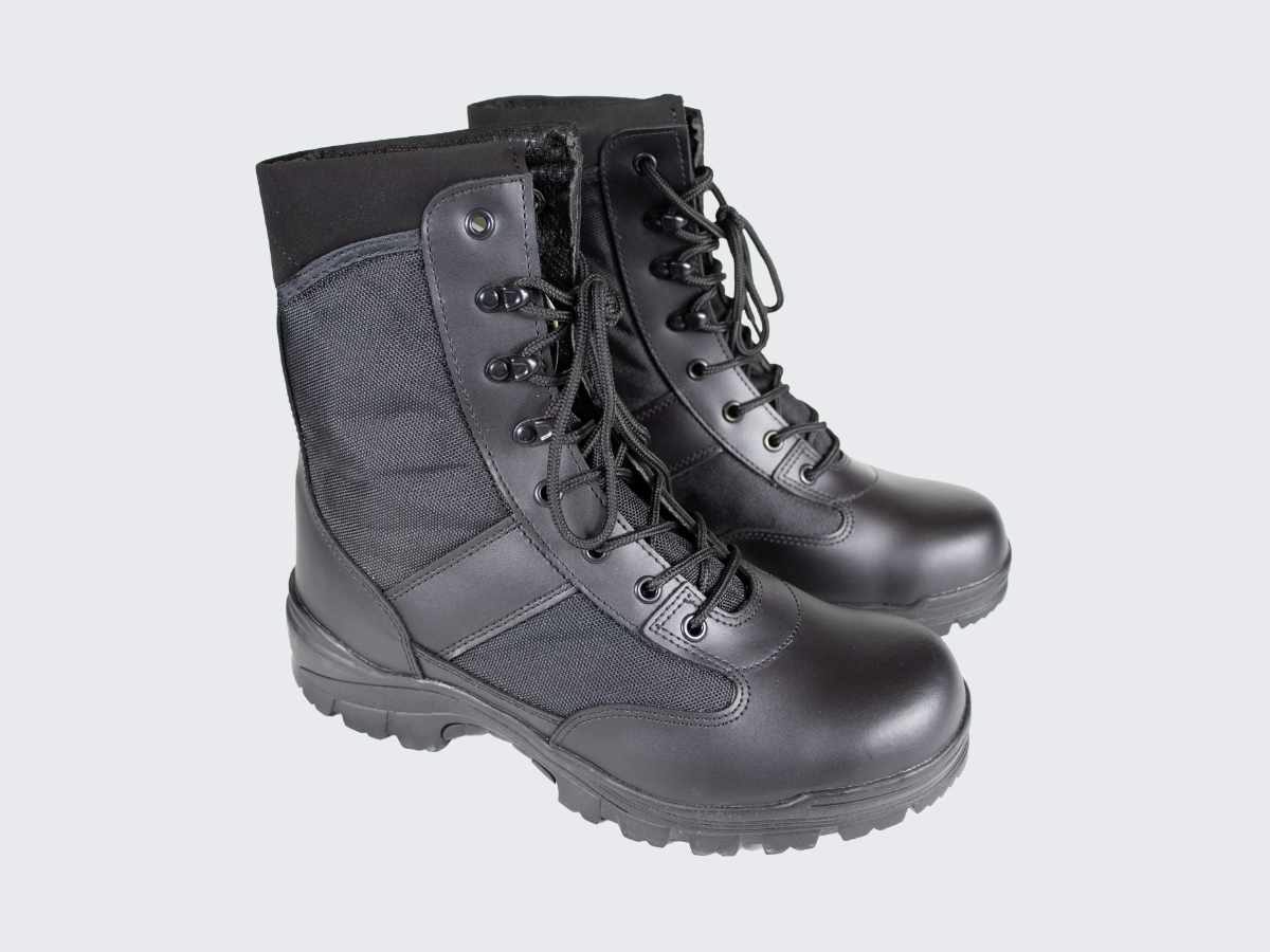 Mustat MIL-TEC varsikengät kahdeksan rivisellä nauhoituksella. Black MIL-TEC security boots with eight-row lacing.