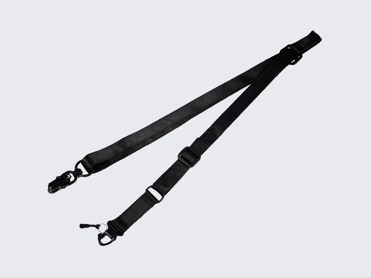 Musta asehihna kiväärille pituuden pikasäädöllä ja molempien päiden pikalukituksella toiminnallisen ammunnan ja metsästyksen harrastajille. Black rifle sling with quick length adjustment and quick locking on both ends for functional shooting and hunting enthusiasts.