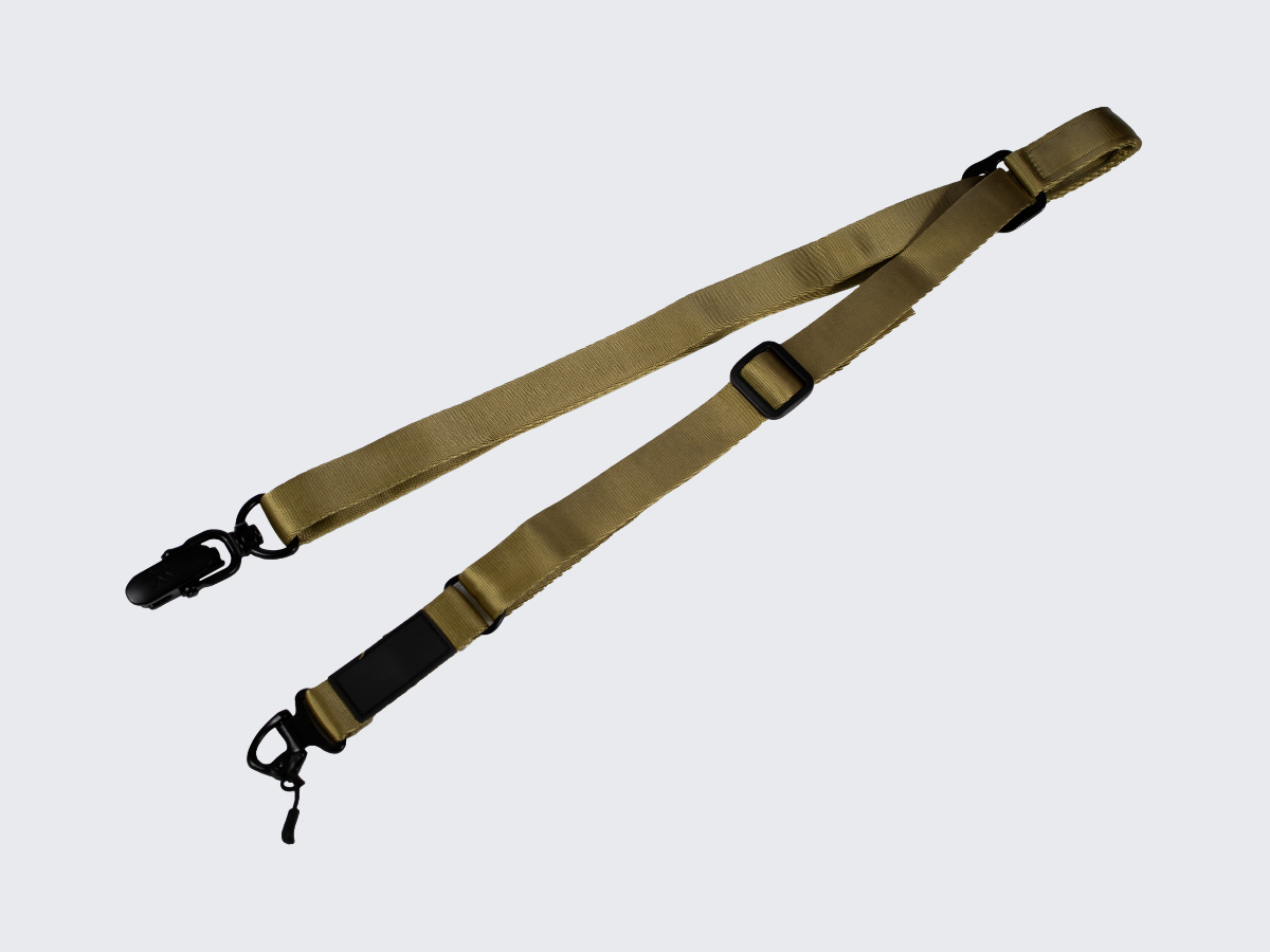 Tan värinen asehihna kiväärille pituuden pikasäädöllä ja molempien päiden pikalukituksella toiminnallisen ammunnan ja metsästyksen harrastajille. Tan-colored rifle sling with quick length adjustment and quick locking on both ends for functional shooting and hunting enthusiasts.