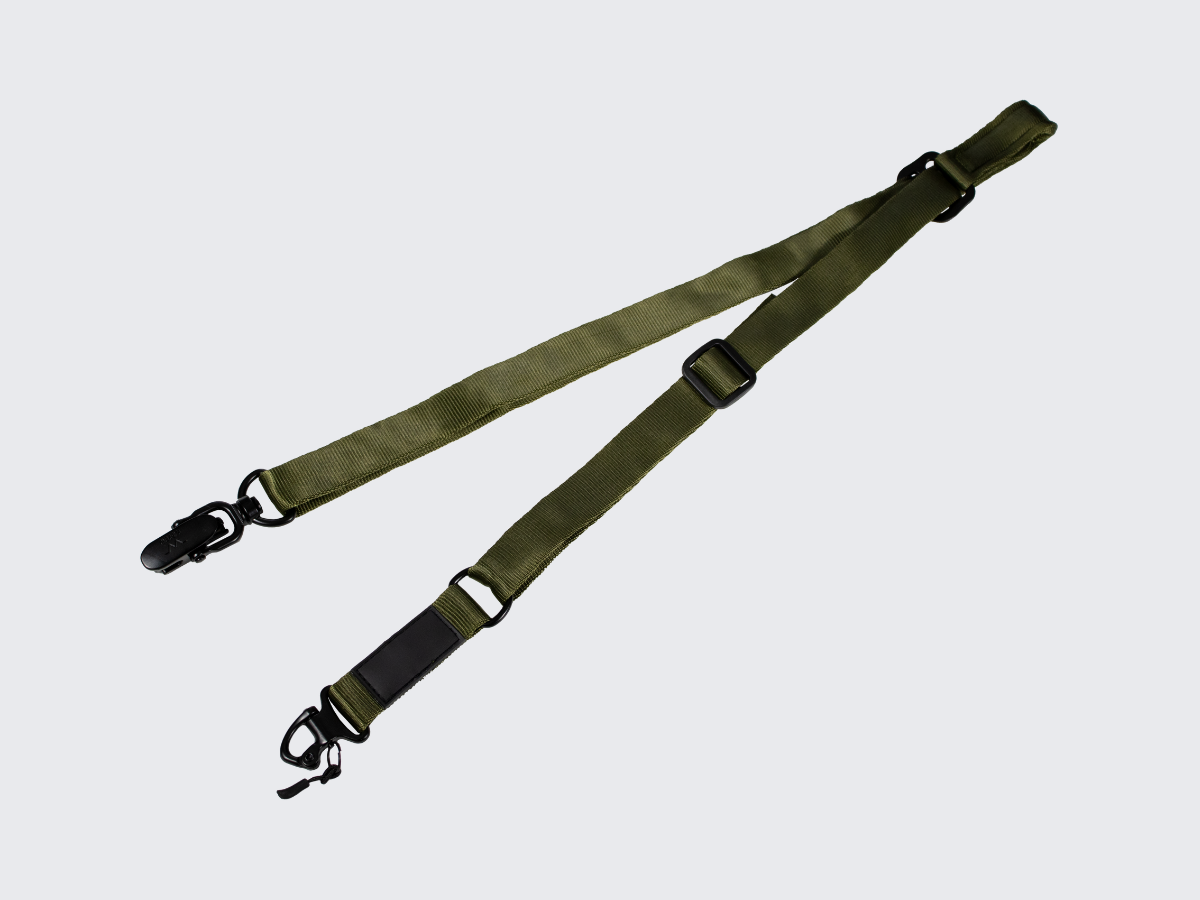 Vihreä asehihna kiväärille pituuden pikasäädöllä ja molempien päiden pikalukituksella toiminnallisen ammunnan ja metsästyksen harrastajille. Green rifle sling with quick length adjustment and quick locking on both ends for functional shooting and hunting enthusiasts.