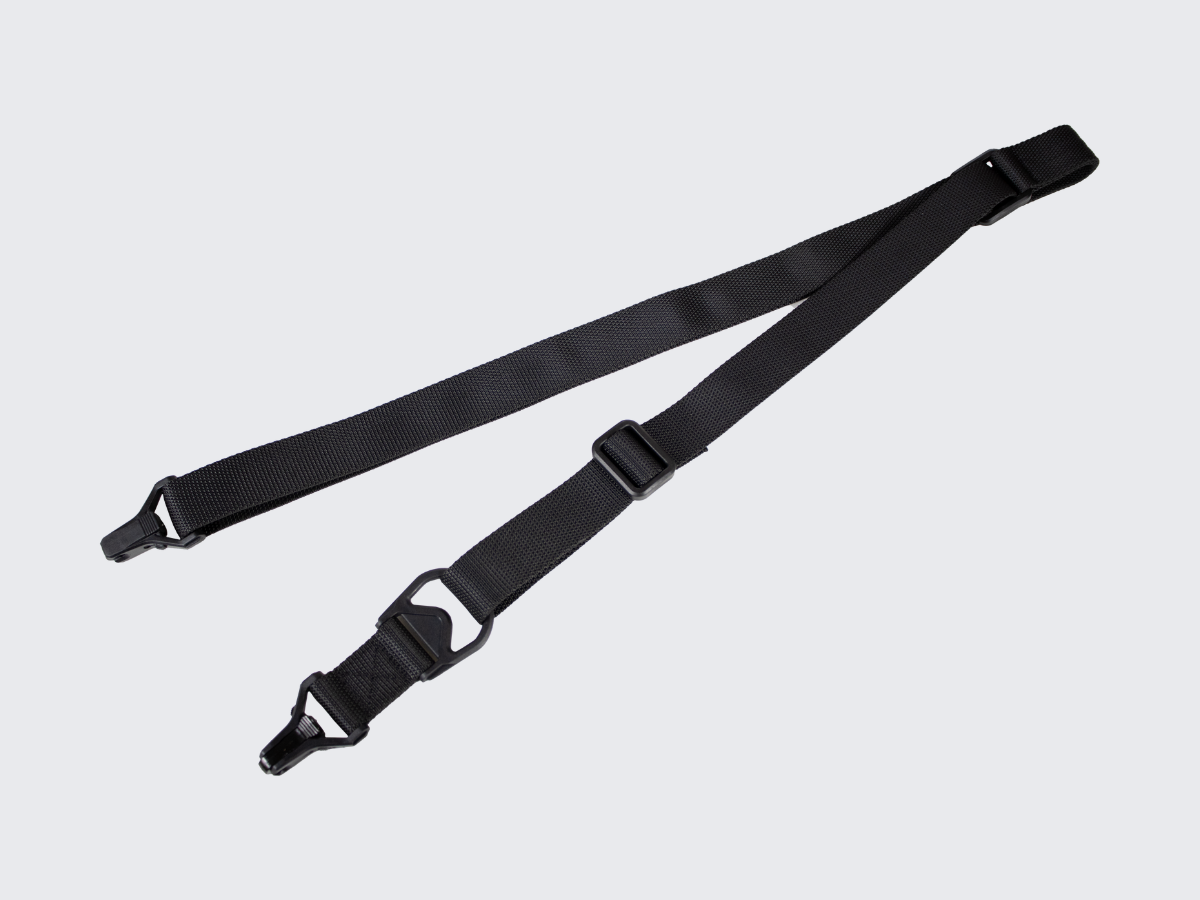Musta asehihna kiväärille 1-piste tai 2-piste kiinnityksellä, pituuden pikasäädöllä ja molempien päiden pikalukituksella toiminnallisen ammunnan ja metsästyksen harrastajille. Black rifle sling with both 1-point and 2-point attachment, with quick length adjustment and quick locking on both ends for functional shooting and hunting enthusiasts.