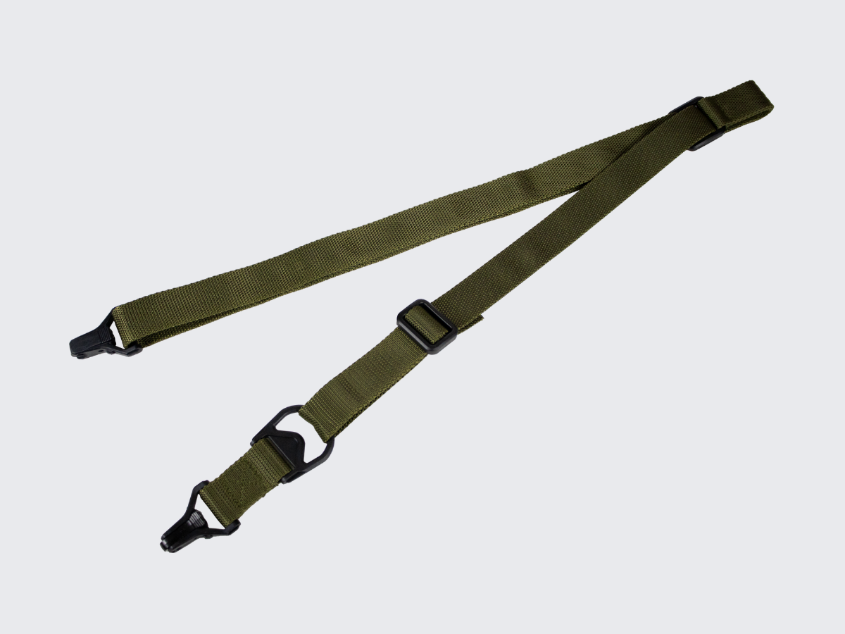 Vihreä asehihna kiväärille 1-piste tai 2-piste kiinnityksellä, pituuden pikasäädöllä ja molempien päiden pikalukituksella toiminnallisen ammunnan ja metsästyksen harrastajille. Green rifle sling with both 1-point and 2-point attachment, with quick length adjustment and quick locking on both ends for functional shooting and hunting enthusiasts.