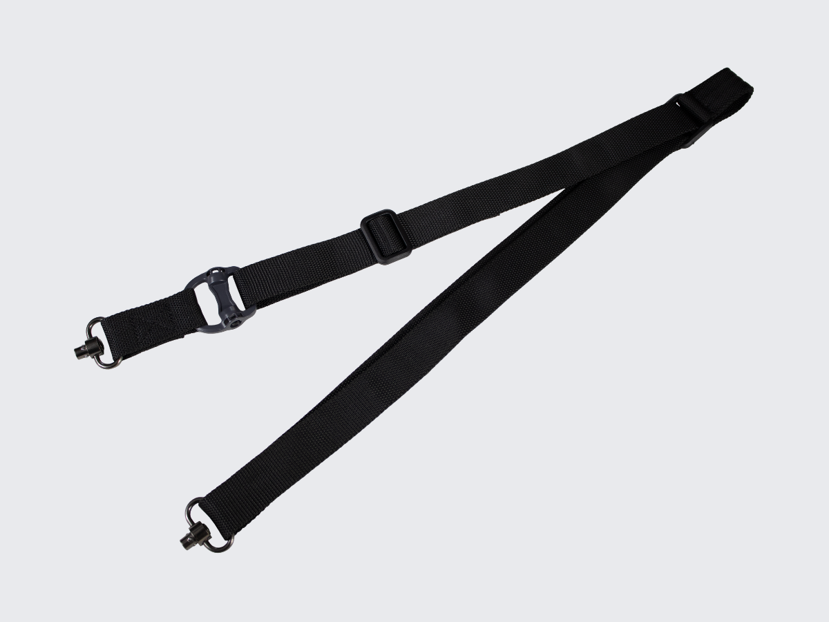 Musta asehihna kiväärille 1-piste tai 2-piste kiinnityksellä, pituuden pikasäädöllä ja molempien päiden pikalukituksella toiminnallisen ammunnan ja metsästyksen harrastajille. Black rifle sling with both 1-point and 2-point attachment, with quick length adjustment and quick locking on both ends for functional shooting and hunting enthusiasts.