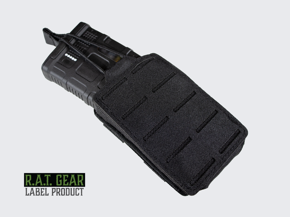 Kevyt ja varma musta kiväärin lipastasku AR-15 / M4 / 5.56 lippaille. Lightweight and secure black rifle magazine pouch for AR-15 / M4 / 5.56 magazines.