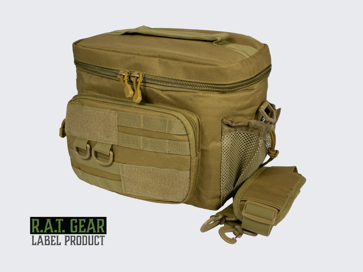 Kojootin ruskea lämpöeristetty MOLLE yhteensopiva 10 litran R.A.T. GEAR eväslaukku. Coyote brun isolerad MOLLE-kompatibel 10-liters R.A.T. GEAR matväska. Coyote brown Insulated MOLLE-Compatible 10-Liter R.A.T. GEAR Lunch Bag.