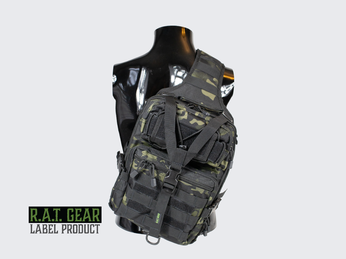 Musta-vihreä Camo kuvioinen olkareppu MOLLE yhteensopivin PALS nauhoituksin ja Loop paneelein varustetaskujen ja varustepidikkeiden kiinnittämiseen. Svart-grön Camo slingväska med MOLLE-kompatibel PALS-väv och looppaneler för att fästa utrustningsfickor och utrustningshållare. Black-Green Camo pattern sling bag with MOLLE compatible PALS webbing and Loop panels for attaching equipment pockets and equipment holders.