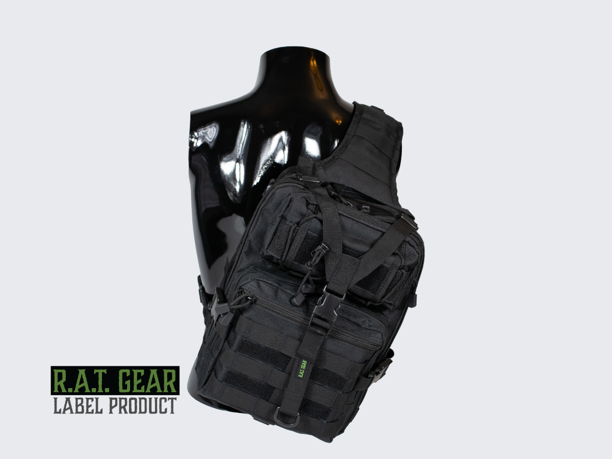 Musta olkareppu MOLLE yhteensopivin PALS nauhoituksin ja Loop paneelein varustetaskujen ja varustepidikkeiden kiinnittämiseen. Svart slingväska med MOLLE-kompatibel PALS-väv och looppaneler för att fästa utrustningsfickor och utrustningshållare. Black sling bag with MOLLE compatible PALS webbing and Loop panels for attaching equipment pockets and equipment holders.