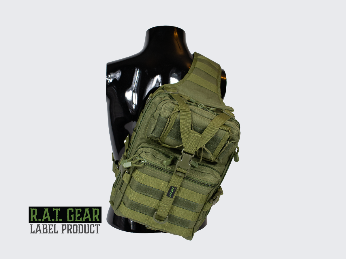 Vihreä olkareppu MOLLE yhteensopivin PALS nauhoituksin ja Loop paneelein varustetaskujen ja varustepidikkeiden kiinnittämiseen. Grön slingväska med MOLLE-kompatibel PALS-väv och looppaneler för att fästa utrustningsfickor och utrustningshållare. Green sling bag with MOLLE compatible PALS webbing and Loop panels for attaching equipment pockets and equipment holders.