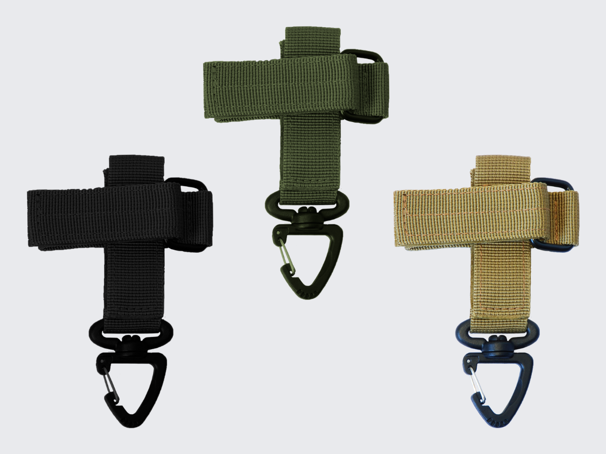 Kätevä MOLLE- ja PALS-yhteensopiva hansikaspidike reppuun tai varustevyölle. Handy MOLLE and PALS compatible glove holder for backpack or equipment belt.